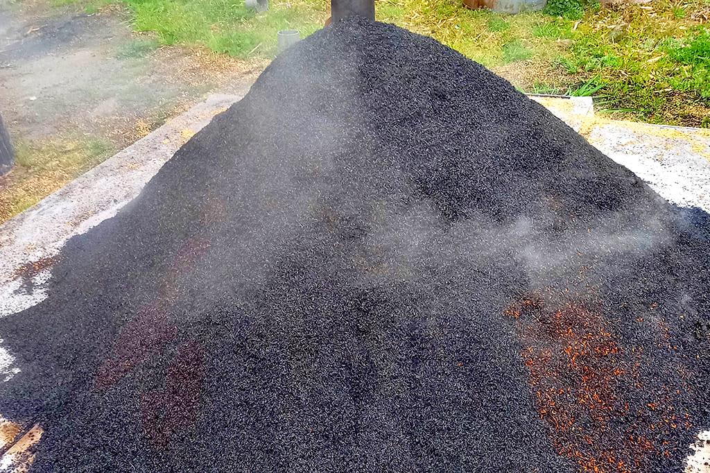 籾殻燻炭作り